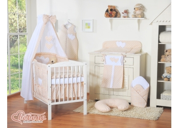 11-osainen vuodevaatesetti vauvalle + katosverho - Hanging Hearts Beige Valkoisilla Pilkuilla