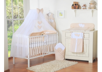 7-osainen vauvan vuodevaatesetti + katosverho - Leijuvat Sydämet Beige Valkoisilla Pilkuilla