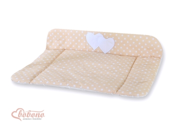 Pehmeä vaipanvaihtoalusta - Hanging Hearts Beige Valkoisilla Pilkuilla