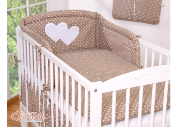 Universaali pinnasängyn reunapehmuste - Hanging Hearts  Valkoisilla Pilkuilla