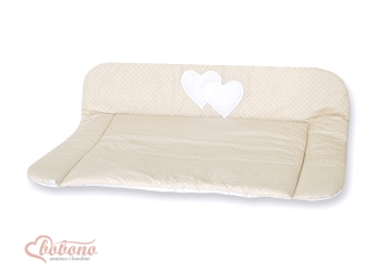 Vaipanvaihtoalusta, pehmeä - Hanging Hearts Beige Valkoisilla Pilkuilla