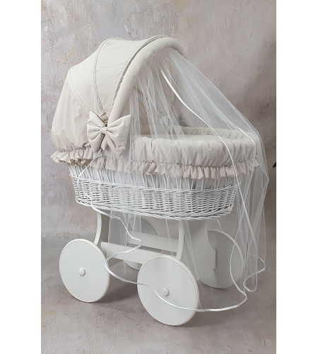 Beige vaihtotekstiilit pajusta punottuun vauvankoriin