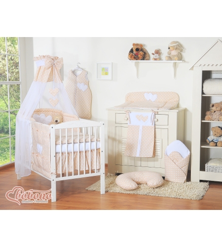 11-osainen vuodevaatesetti vauvalle + katosverho - Hanging Hearts Beige Valkoisilla Pilkuilla